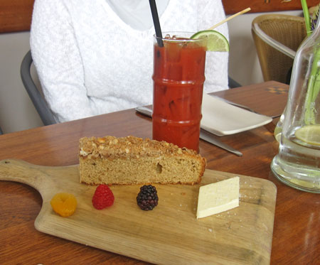 amuse bouche: coffeecake, butter, berries